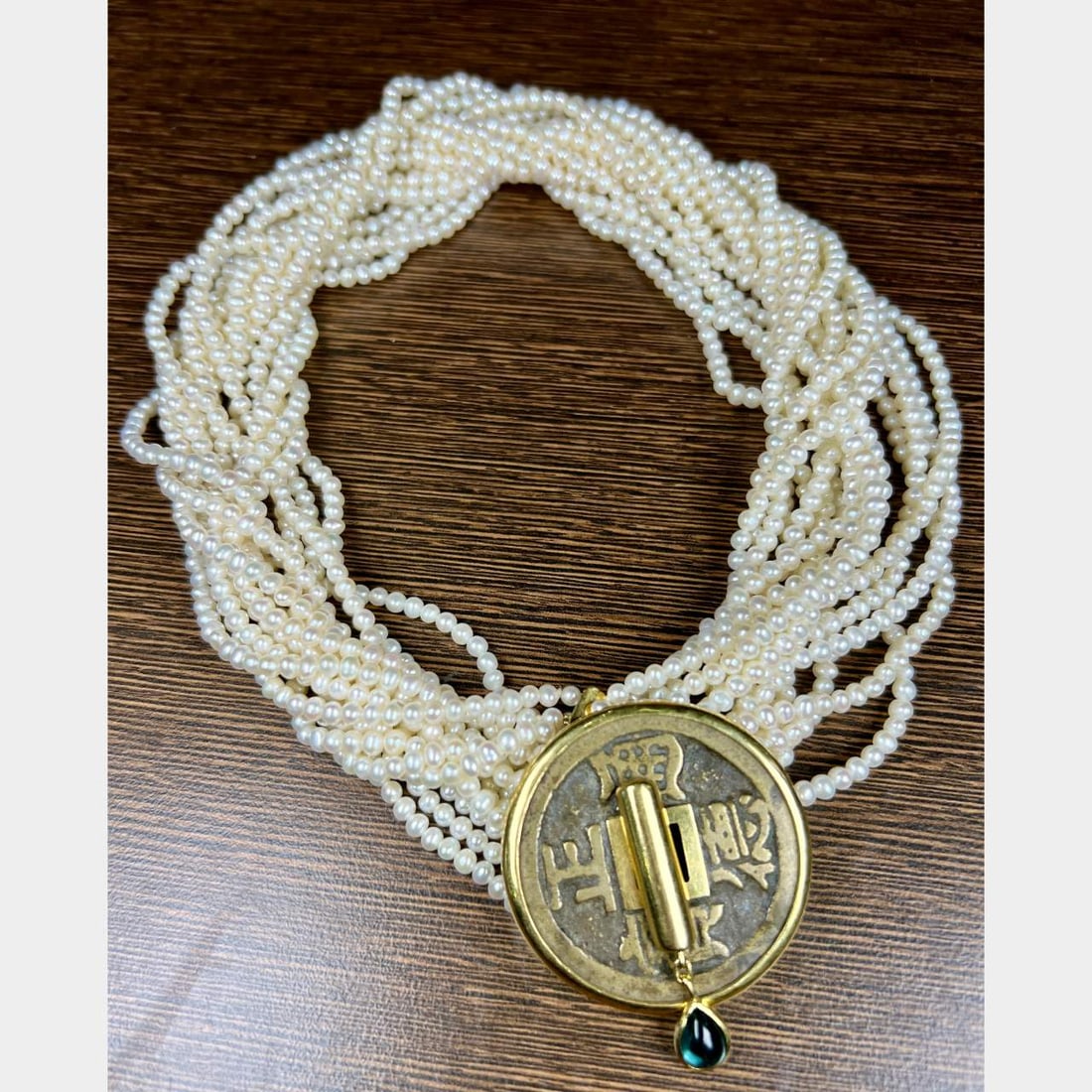 Elegant 18K Yellow Gold Pearl Necklace 16 Inches: Elegant 18K Yellow Gold Pearl Necklace 16 Inches This exquisite 18K Yellow Gold Pearl Necklace features a stunning design that adds elegance to any outfit. Weighing 149.3 grams, it showcases lustrous