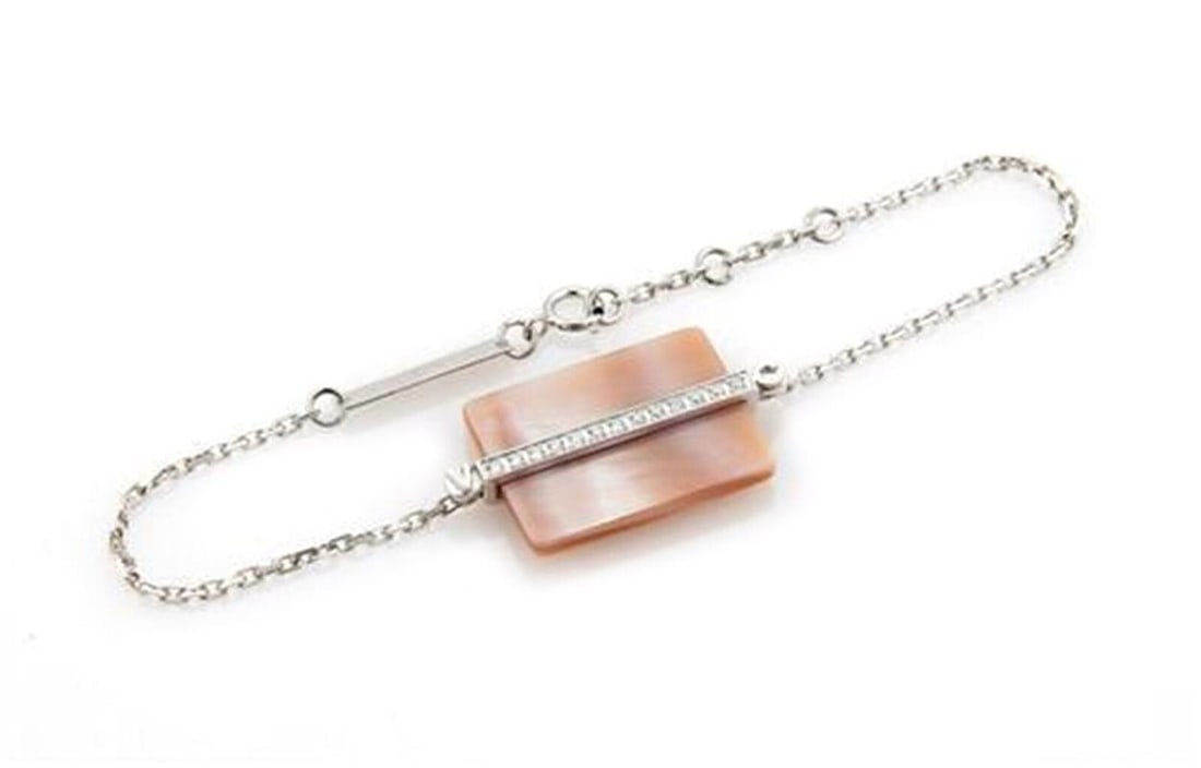18k White Gold Victoria Casal Chain Bracelet with Diamonds and Pink Mother of Pearl: 18k White Gold Victoria Casal Chain Bracelet with Diamonds and Pink Mother of Pearl This Victoria Casal bracelet features a chain style design crafted in 18k white gold. The piece is adorned with diam