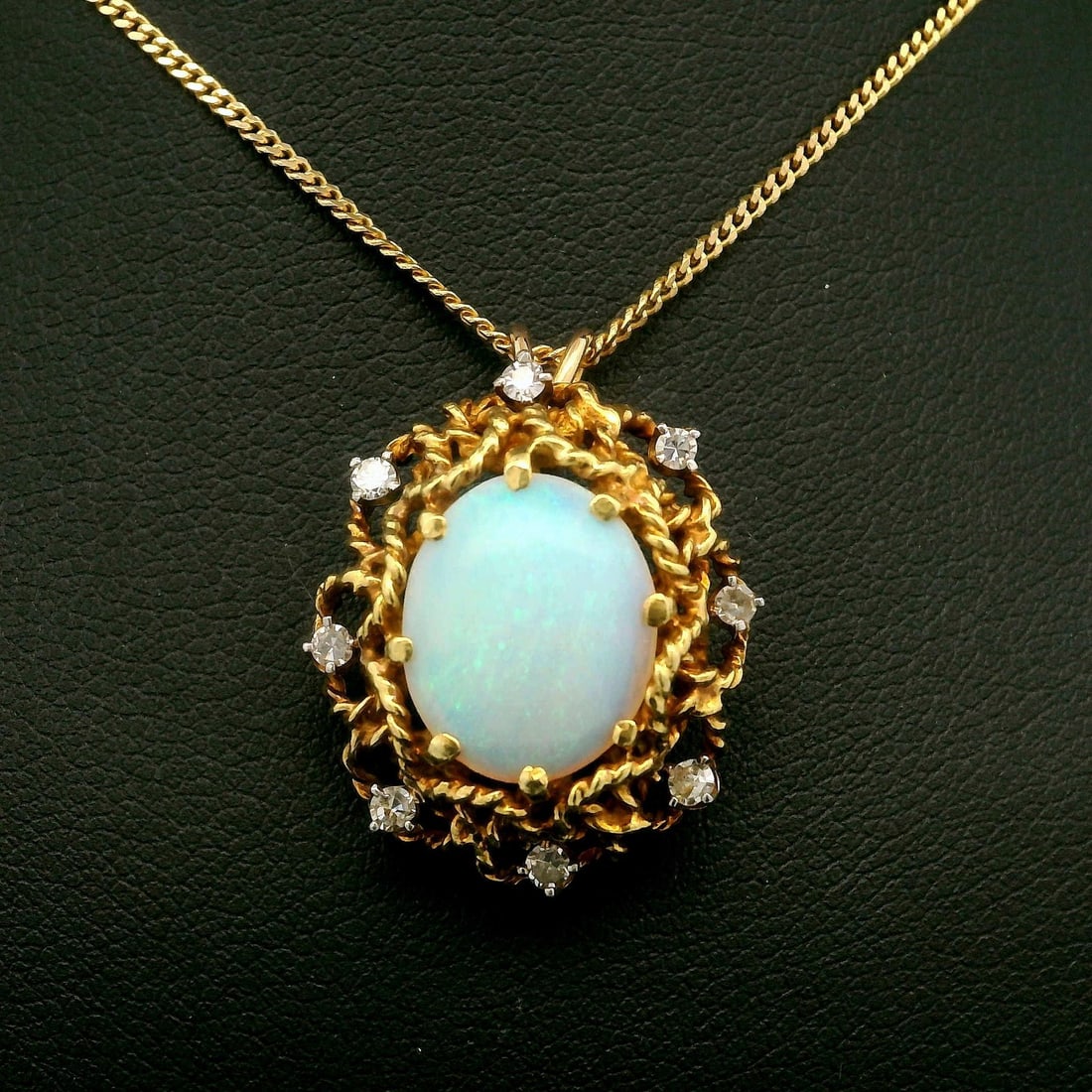 Vintage 14k Yellow Gold Opal Diamond Handmade Pendant Necklace: Vintage 14k Yellow Gold Opal Diamond Handmade Pendant Necklace This exquisite vintage pendant necklace features a stunning combination of a natural opal and diamonds, elegantly crafted from 14k yellow