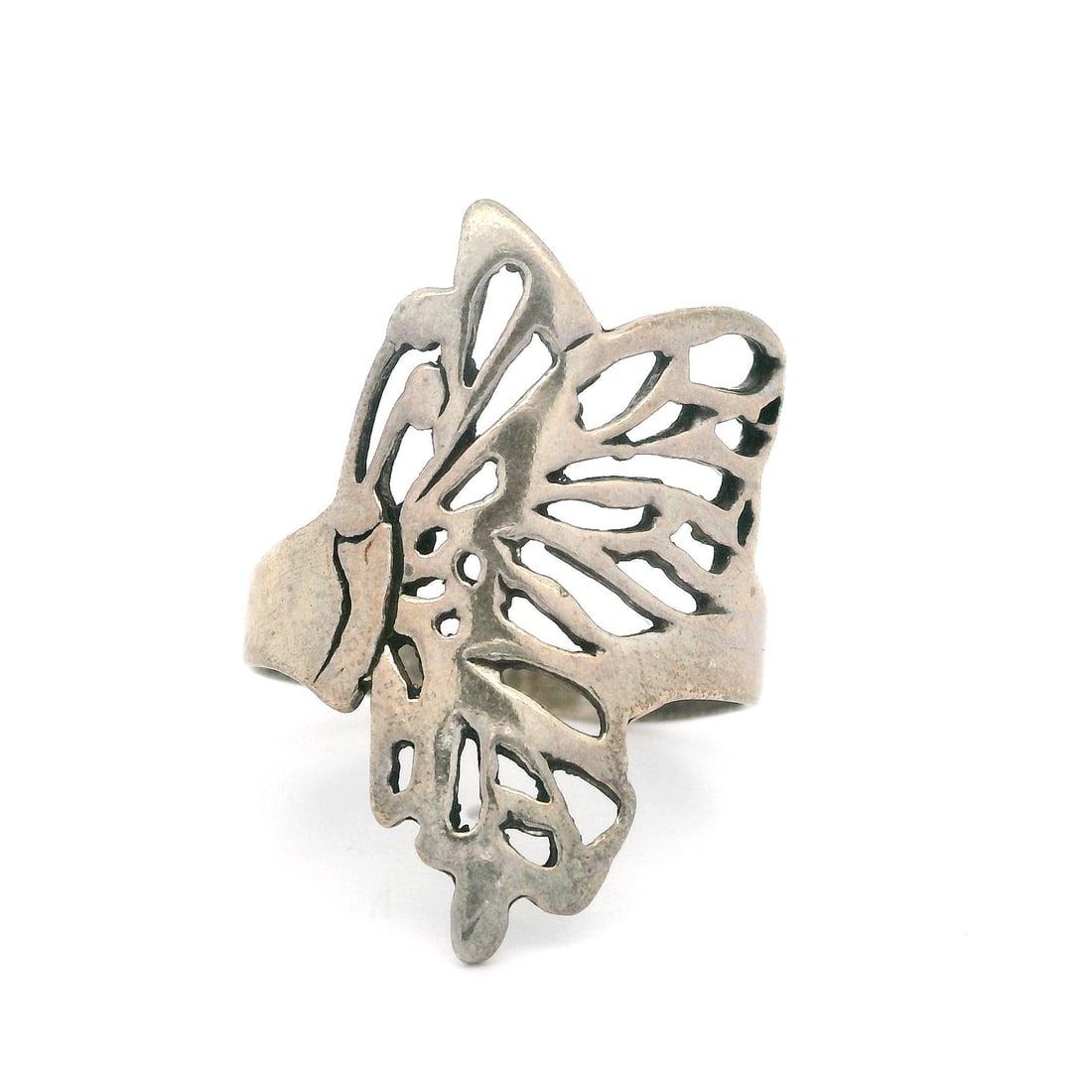 Vintage Sterling Silver Butterfly Open Work Ring Size 6.5: Vintage Sterling Silver Butterfly Open Work Ring Size 6.5 This exquisite Vintage Sterling Silver Butterfly Open Work Band Ring showcases intricate detailing in its design, perfect for those who apprec