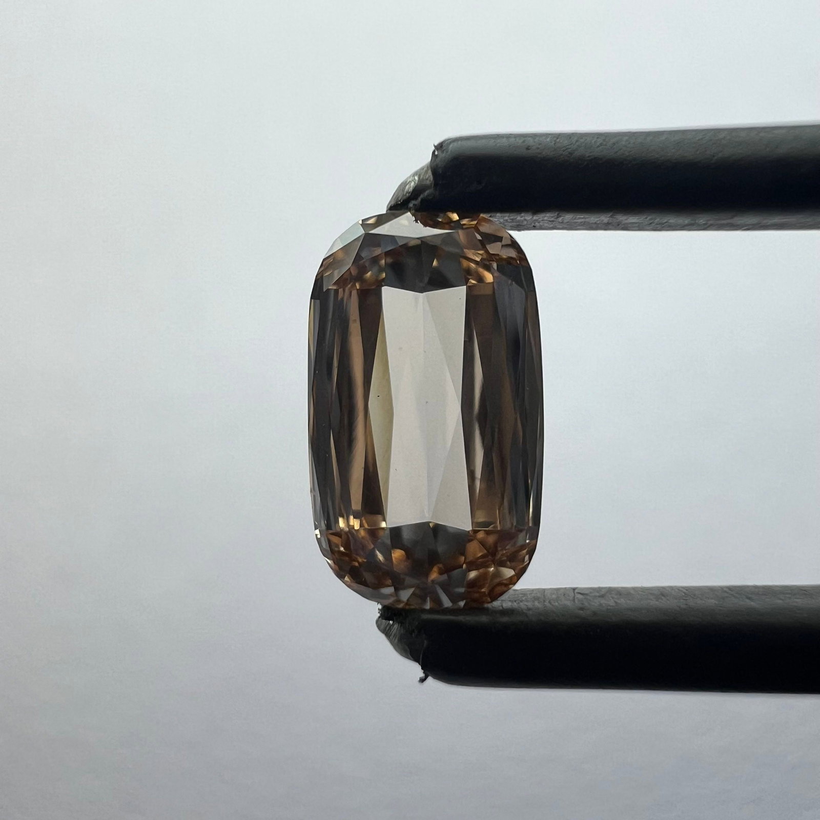 Loose Diamond - CUSHION BRILLIANT 0.8ct Brown VS1: Loose Diamond - CUSHION BRILLIANT 0.8ct Brown VS1 Source: This is a real non-mined Diamond that has been grown in a lab Shape: CUSHION BRILLIANT Carats: 0.8 Color: Brown Certification: NONE The Diamon