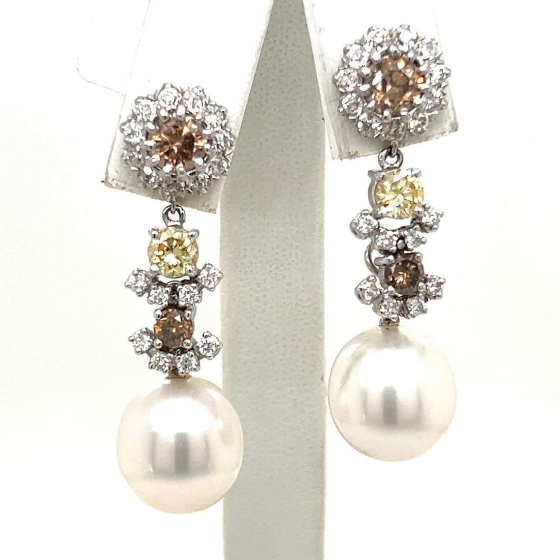 Elegant 18K White Gold Pearl and Diamond Earrings 1.5 inches: Elegant 18K White Gold Pearl and Diamond Earrings 1.5 inches Elevate your elegance with these stunning 18K White Gold South Sea Pearl and Diamond Earrings. Expertly crafted, these earrings weigh 15.7