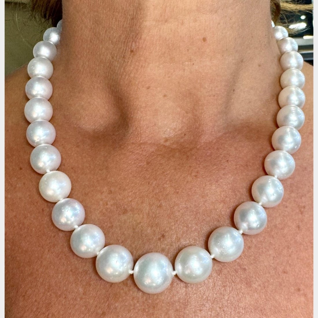 18K South Sea Pearl Necklace 19.5 inches with Diamonds: 18K South Sea Pearl Necklace 19.5 inches with Diamonds This exquisite 18K South Sea Pearl Necklace boasts a stunning collection of South Sea Pearls, ranging in size from 15.4mm to 11.0mm. Weighing a s