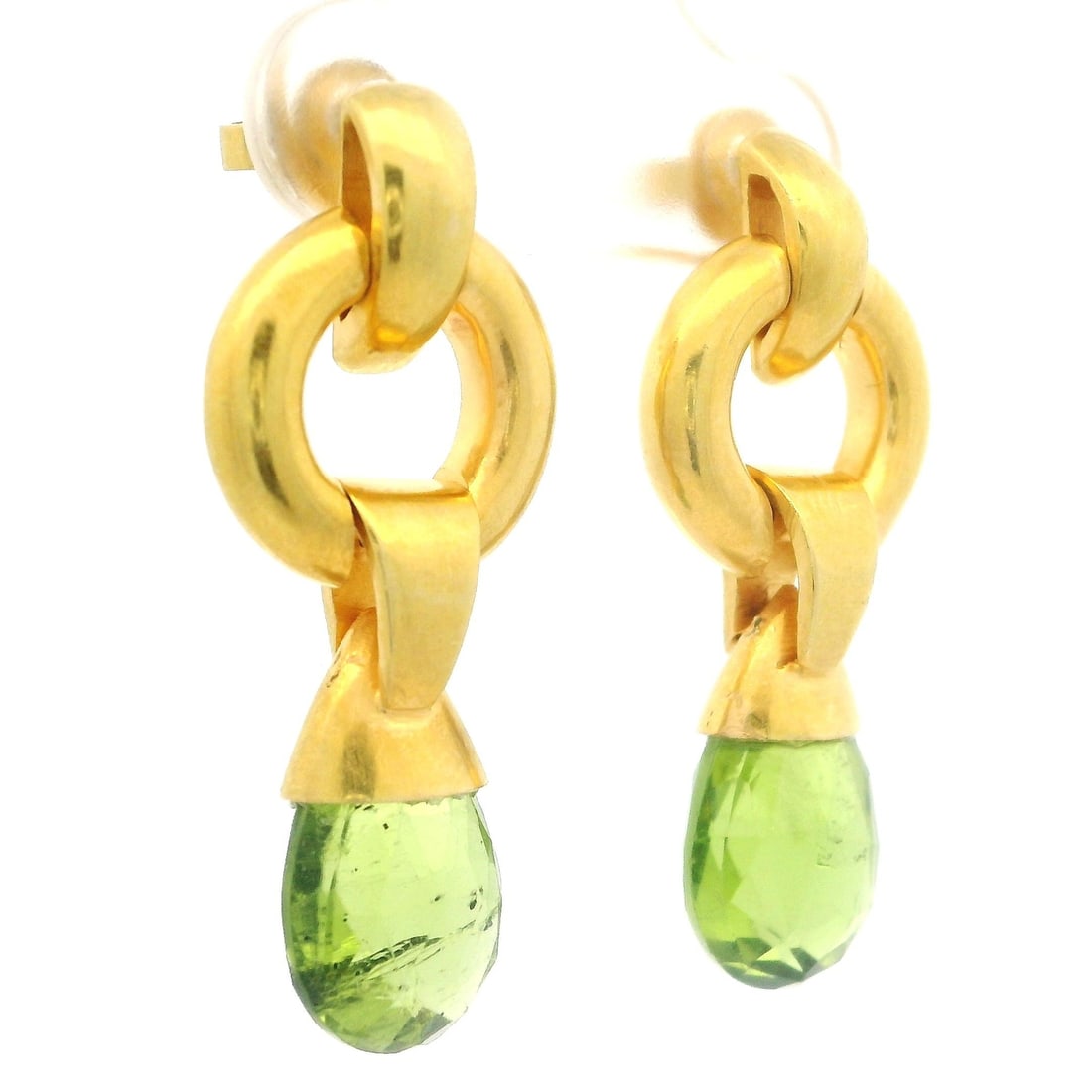 Vintage 18k Yellow Gold Peridot Briolette Dangle Earrings: Vintage 18k Yellow Gold Peridot Briolette Dangle Earrings Elevate your accessory collection with these Vintage Handmade 18k Yellow Gold Briolette Peridot Dangle Drop Earrings. Featuring two natural ge