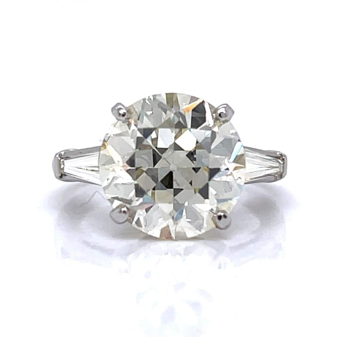 Art Deco Platinum Ring 6.41 Ct Diamond VS1 Clarity: Art Deco Platinum Ring 6.41 Ct Diamond VS1 Clarity This exquisite Art Deco ring features a stunning 6.41 Ct. European-cut diamond, showcasing a remarkable M-N color and VS1 clarity. The ring is furthe