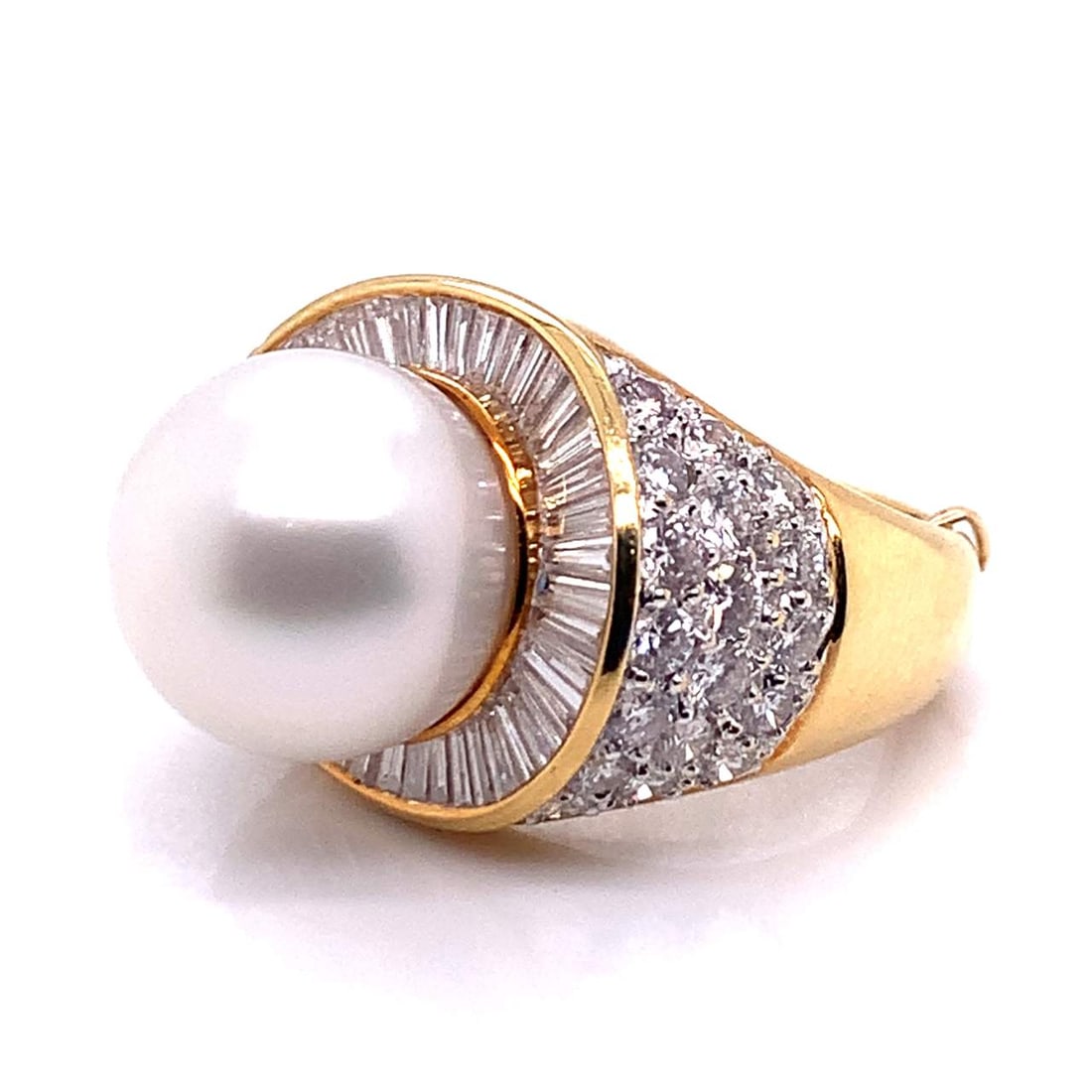 Stunning 18k Yellow Gold South Sea Pearl Diamond Ring 6.25: Stunning 18k Yellow Gold South Sea Pearl Diamond Ring 6.25 This exquisite 18k Yellow Gold South Sea Pearl Ring features a stunning 13mm South Sea pearl at its center, surrounded by a dazzling arrangem