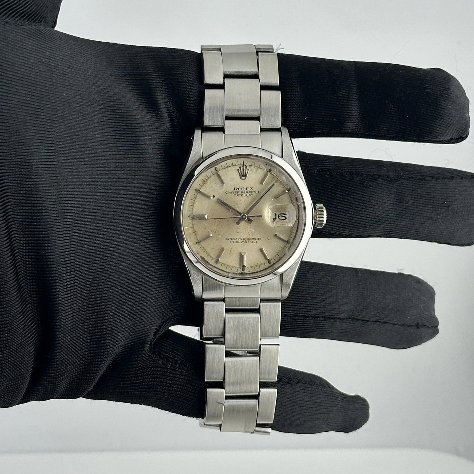 Mens Oyster Bracelet Rolex Datejust Ref 1600 Silver Stick Dial Watch: Mens Oyster Bracelet Rolex Datejust Ref 1600 Silver Stick Dial Watch This Rolex Datejust features a silver stick dial and a smooth bezel, complemented by an Oyster bracelet. The watch is designed for