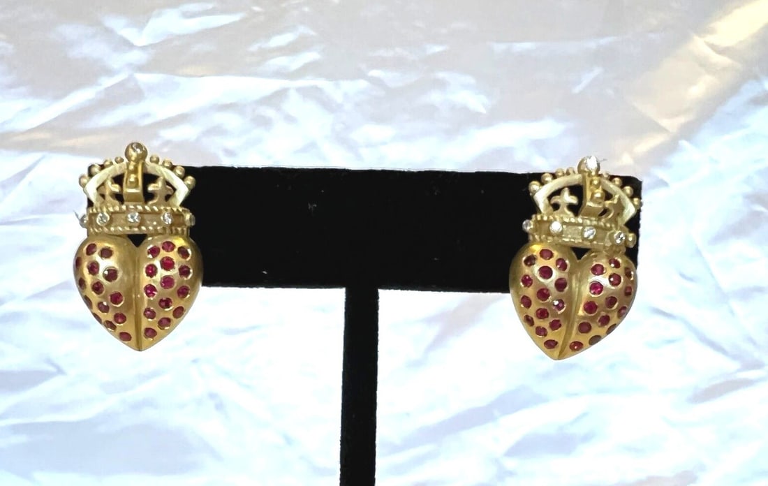 Kieselstein-Cord 18K Yellow Gold Ruby Diamond Stud Earrings: Kieselstein-Cord 18K Yellow Gold Ruby Diamond Stud Earrings This stunning pair of earrings showcases the exquisite craftsmanship of Kieselstein-Cord, featuring 18K yellow gold, adorned with diamonds a