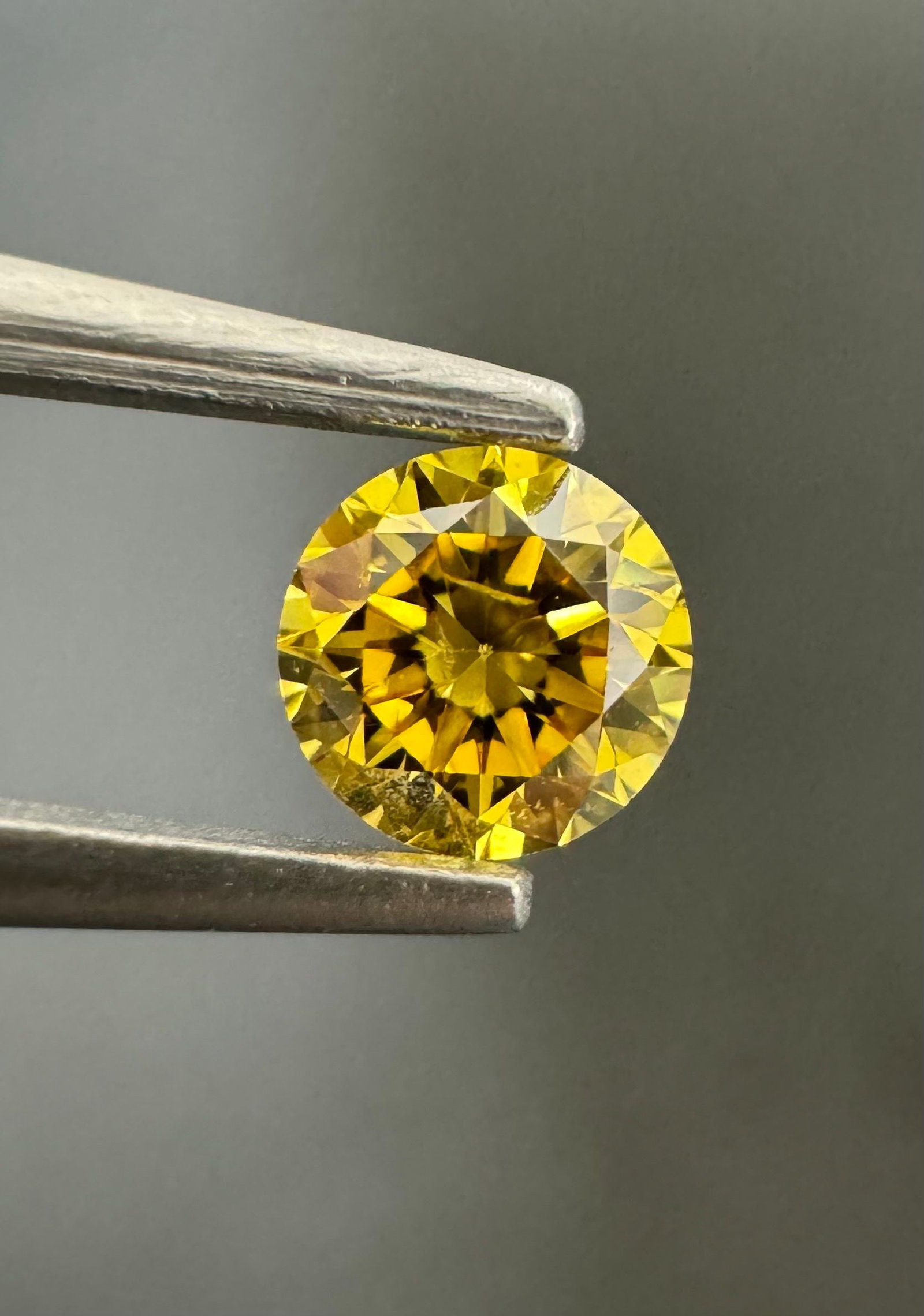 Loose Diamond - ROUND 0.22ct Fancy Vivid Yellow I1: Loose Diamond - ROUND 0.22ct Fancy Vivid Yellow I1 Source: Natural Shape: ROUND Carats: 0.22 Color: Fancy Vivid Yellow Certification: GIA Video: