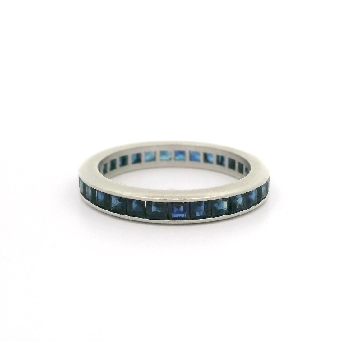 Vintage Platinum Infinity Eternity Band Ring with Blue Sapphires: Vintage Platinum Infinity Eternity Band Ring with Blue Sapphires This exquisite vintage eternity band ring is crafted from platinum and features a stunning array of natural genuine sapphires. The ring