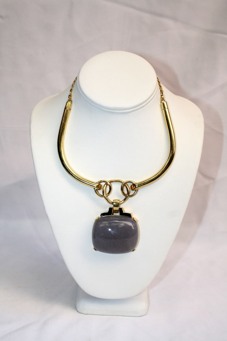 David Webb 18K Gold Imperial Jade Necklace Signed Hallmarked: David Webb 18K Gold Imperial Jade Necklace Signed Hallmarked Discover the elegance of this stunning David Webb necklace, crafted from luxurious 18K yellow gold and featuring a captivating Imperial Jad