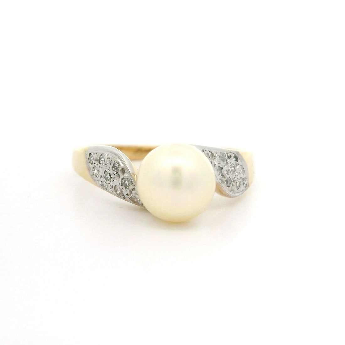 14k Yellow Gold Pearl Diamond Ring 7mm Classic Design: 14k Yellow Gold Pearl Diamond Ring 7mm Classic Design This exquisite ring features a stunning 7mm genuine cultured pearl, elegantly set in solid 14k yellow gold. The pearl is round-shaped, exhibiting