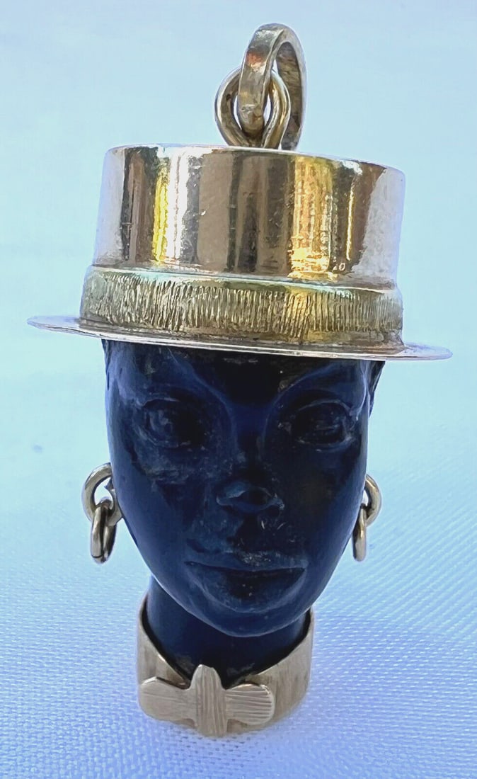 Exquisite 18K Gold Italian Pendant with Carved Ebony Wood: Exquisite 18K Gold Italian Pendant with Carved Ebony Wood This exquisite Italian pendant is crafted from 18K yellow gold and features beautifully hand-carved ebony wood, showcasing exceptional detail