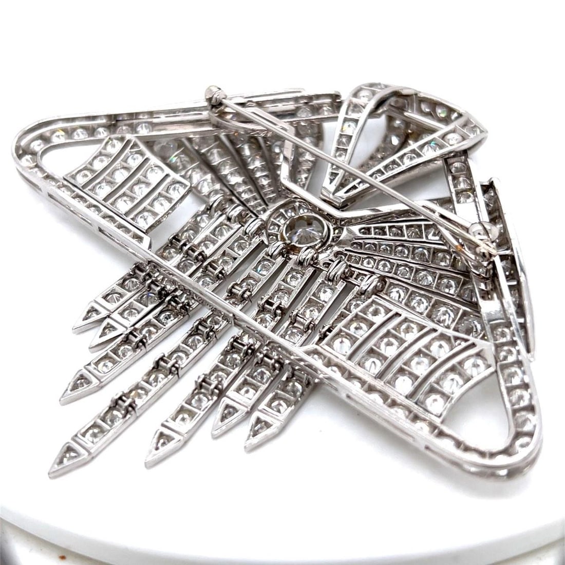 Art Deco Platinum Diamond Brooch 25.20 Ct F VVS Clarity: Art Deco Platinum Diamond Brooch 25.20 Ct F VVS Clarity This exquisite Art Deco brooch is crafted in platinum and features a stunning total diamond weight of 25.20 carats. At its center lies an approx