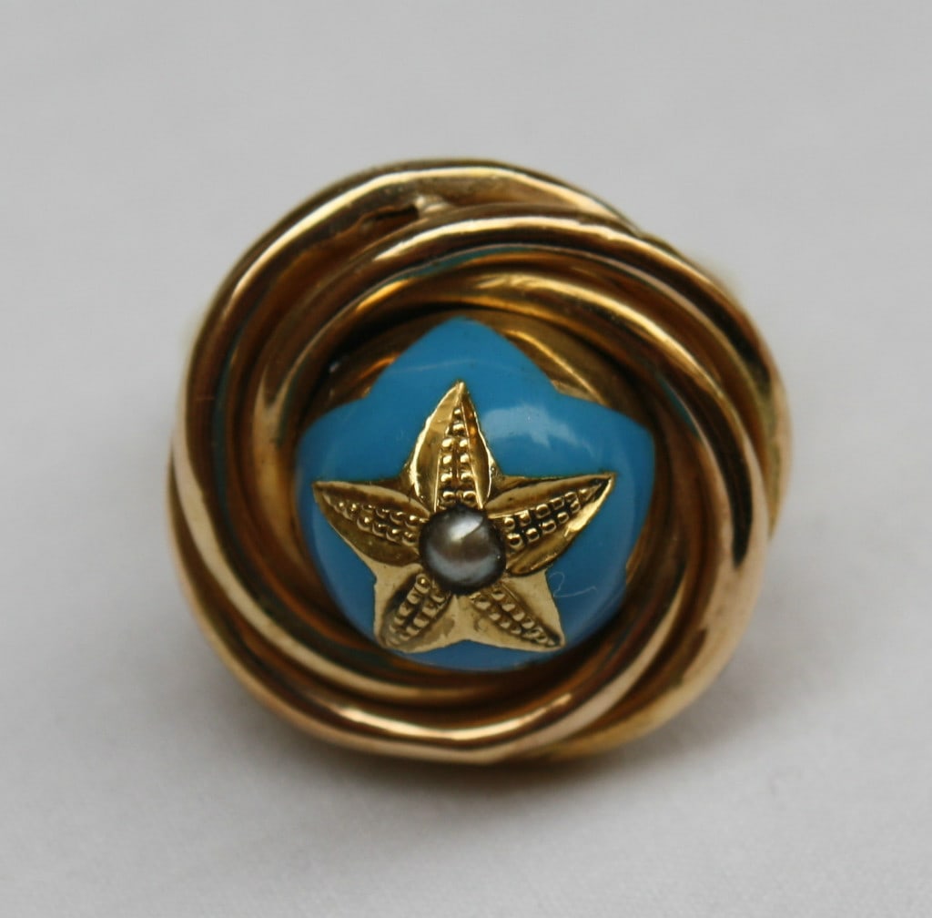 Early 1900s 18K Gold Turquoise Pearl Ring Unbranded: Early 1900s 18K Gold Turquoise Pearl Ring Unbranded Discover a stunning early 1900s English ring crafted in 18K yellow gold, featuring vibrant turquoise and delicate pearls. This exquisite piece showc