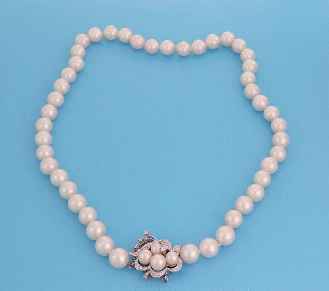 Single Strand Necklace With 8.8mm Pearls Diamond 14k White Gold Floral Clasp: Single Strand Necklace With 8.8mm Pearls Diamond 14k White Gold Floral Clasp This vintage single-strand pearl necklace features lustrous 8.8 mm pearls, elegantly finished with an ornate floral clasp c
