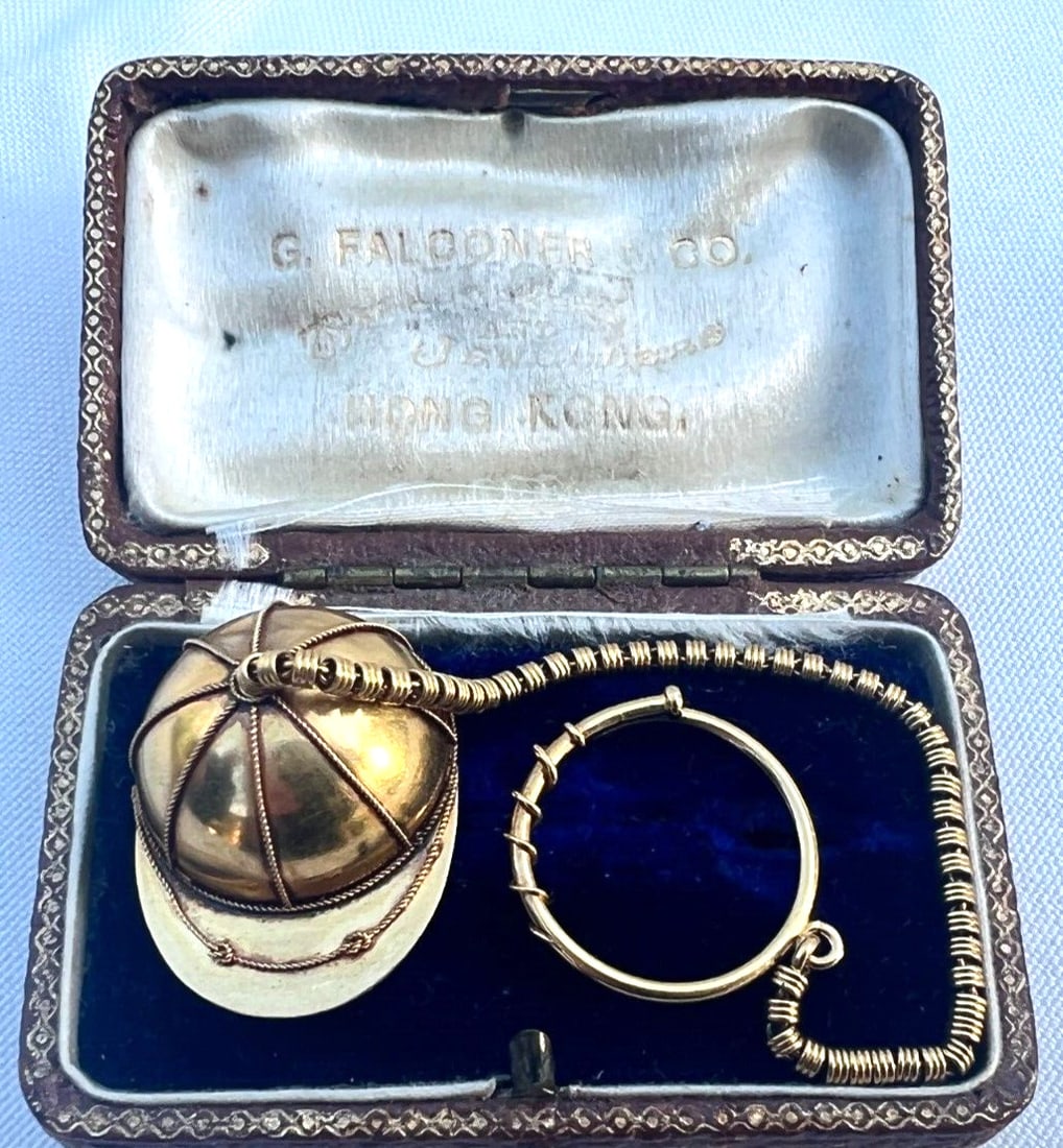 Rare Victorian 18K Gold Hanky Holder with Original Box: Rare Victorian 18K Gold Hanky Holder with Original Box This exquisite Victorian hanky holder, crafted from 18K gold, showcases remarkable design and craftsmanship. Weighing 9.40 grams, the holder feat