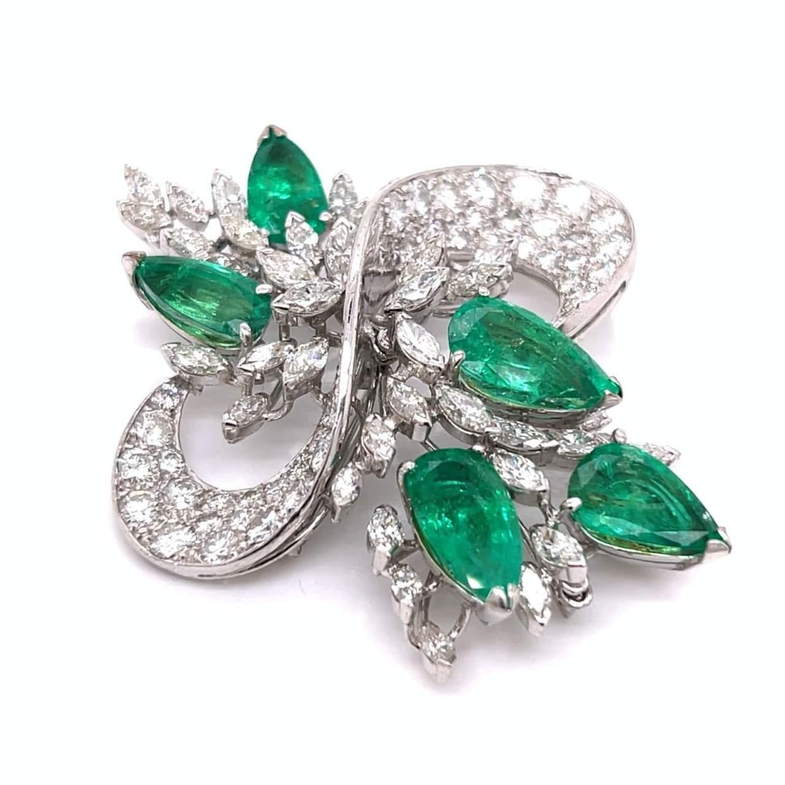 1960's 14K White Gold Emerald Diamond Brooch 15 Ct Emeralds 89 Diamonds: 1960's 14K White Gold Emerald Diamond Brooch 15 Ct Emeralds 89 Diamonds This exquisite 1960's brooch is crafted from 14K white gold and features a stunning arrangement of 5 Colombian emeralds, approxi