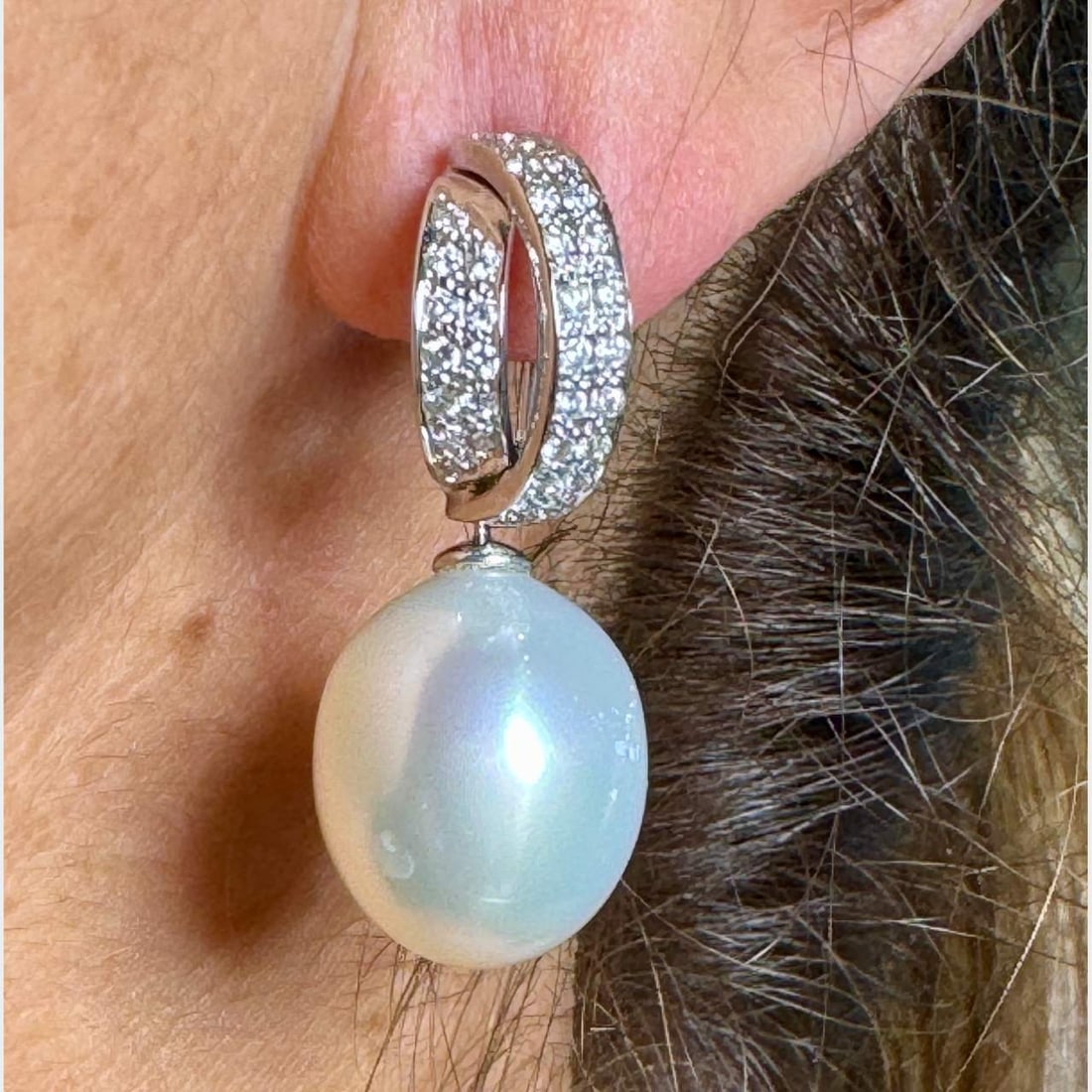 18K White Gold South Sea Pearl Diamond Earrings 72 Diamonds 0.80 Ct: 18K White Gold South Sea Pearl Diamond Earrings 72 Diamonds 0.80 Ct These exquisite 18K White Gold earrings feature stunning South Sea pearls and a dazzling array of diamonds. Crafted with a total wei