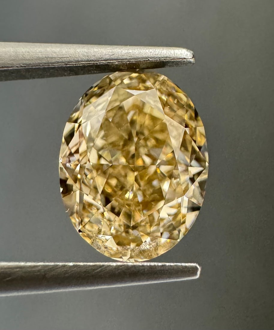 Loose Diamond - OVAL 1.04ct Fancy Light Yellowish Brown SI1: Loose Diamond - OVAL 1.04ct Fancy Light Yellowish Brown SI1 Source: Natural Shape: OVAL Carats: 1.04 Color: Fancy Light Yellowish Brown Certification: GIA The Diamond Depot Guarantee: All items in thi
