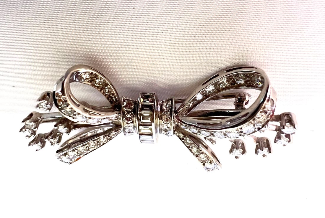 Vintage French Platinum Diamond Brooch 4ct G VS 1950s: Vintage French Platinum Diamond Brooch 4ct G VS 1950s This exquisite 1950s French platinum diamond brooch is a true statement piece. Crafted with exceptional detail and design, it features approximate