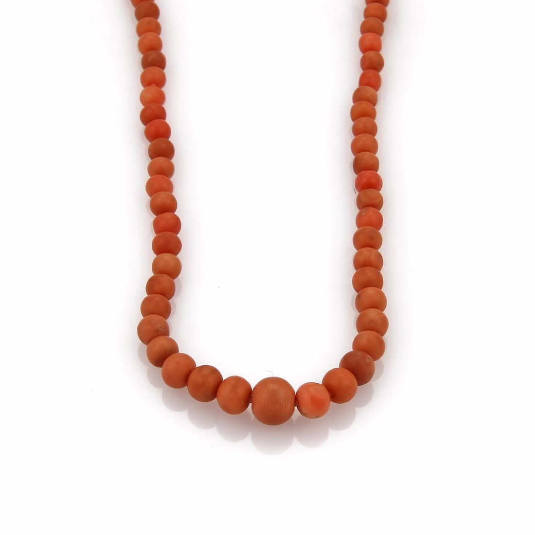 Vintage 14k Gold Coral Beaded Necklace with Carved Rose Clasp: Vintage 14k Gold Coral Beaded Necklace with Carved Rose Clasp This exquisite vintage necklace features a stunning arrangement of graduated coral beads, elegantly transitioning from larger to smaller s