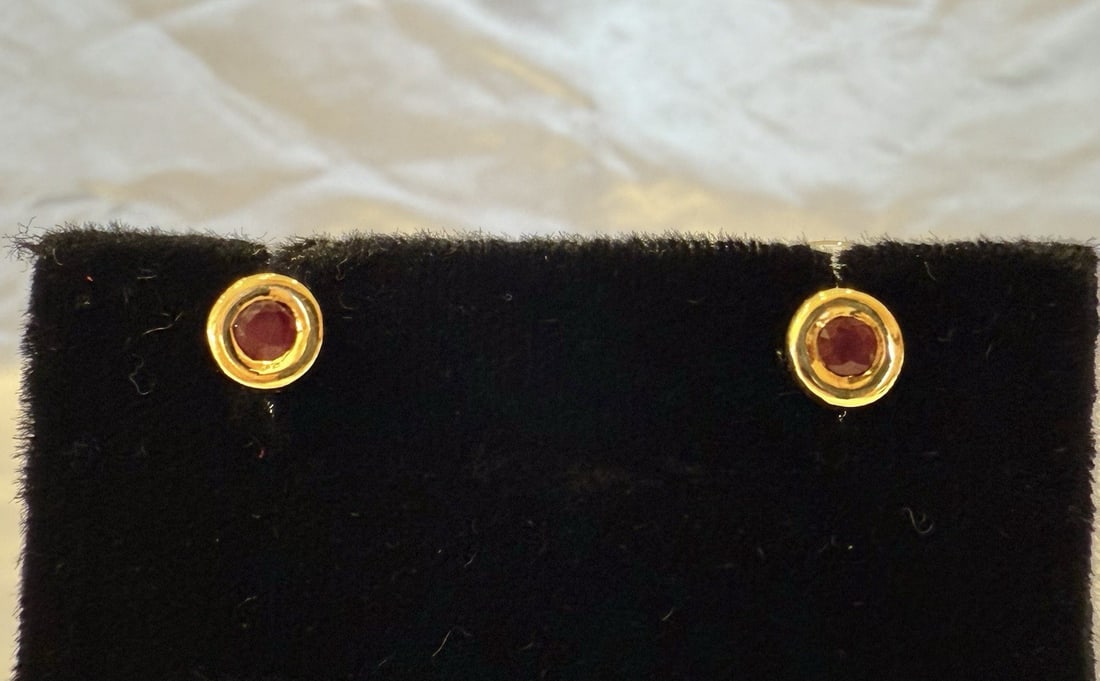 Elegant 18K Yellow Gold Ruby Stud Earrings: Elegant 18K Yellow Gold Ruby Stud Earrings Discover the elegance of these exquisite 18K yellow gold ruby earrings. Designed as stylish studs, they feature vibrant rubies set in fine yellow gold, showc