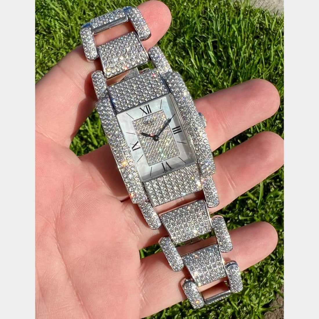 CHOPARD La Strada 18K White Gold Diamond Watch 30.00 Ct D-F VVS1-VS1: CHOPARD La Strada 18K White Gold Diamond Watch 30.00 Ct D-F VVS1-VS1 This exquisite CHOPARD La Strada watch is crafted from 18K white gold and adorned with numerous all-original diamonds, totaling app