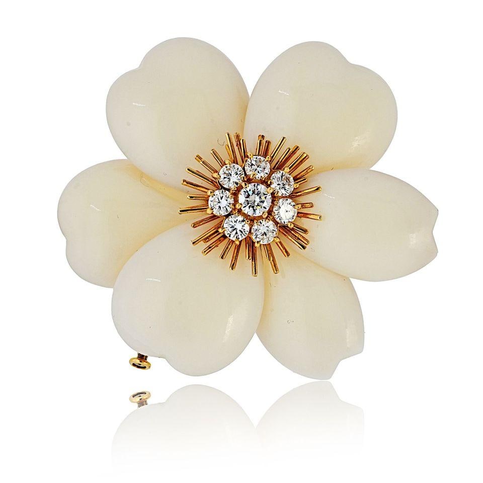 Van Cleef & Arpels 18K Yellow Gold Rose de Noel Brooch with White Coral 2 Inch: Van Cleef & Arpels 18K Yellow Gold Rose de Noel Brooch with White Coral 2 Inch This exquisite Van Cleef & Arpels Rose de Noel brooch showcases beautifully carved white coral petals set in luxurious 18