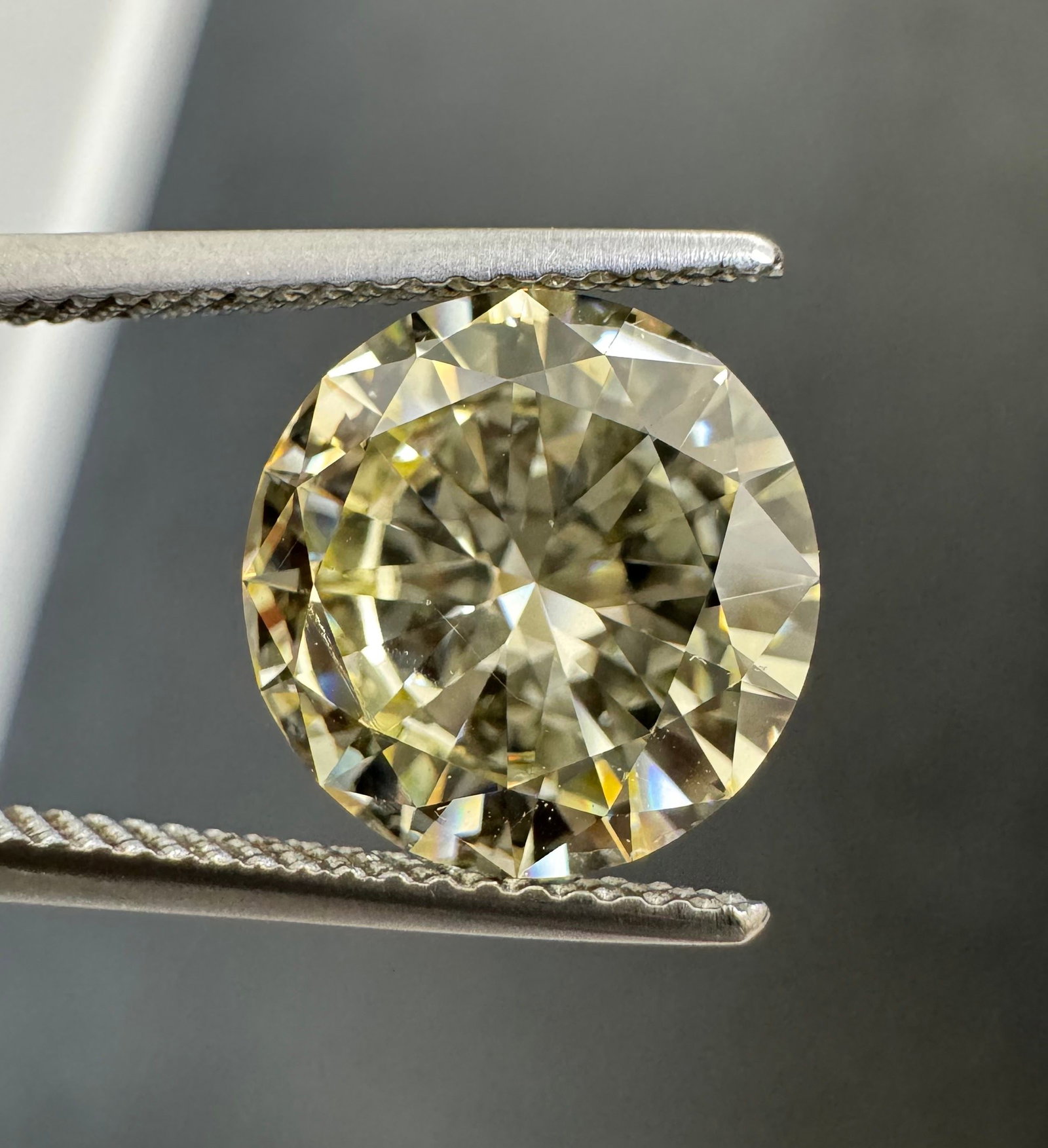 Loose Diamond - ROUND 4.05ct N-O IF: Loose Diamond - ROUND 4.05ct N-O IF Source: Natural Shape: ROUND Carats: 4.05 Color: N-O Certification: HRD Video:
