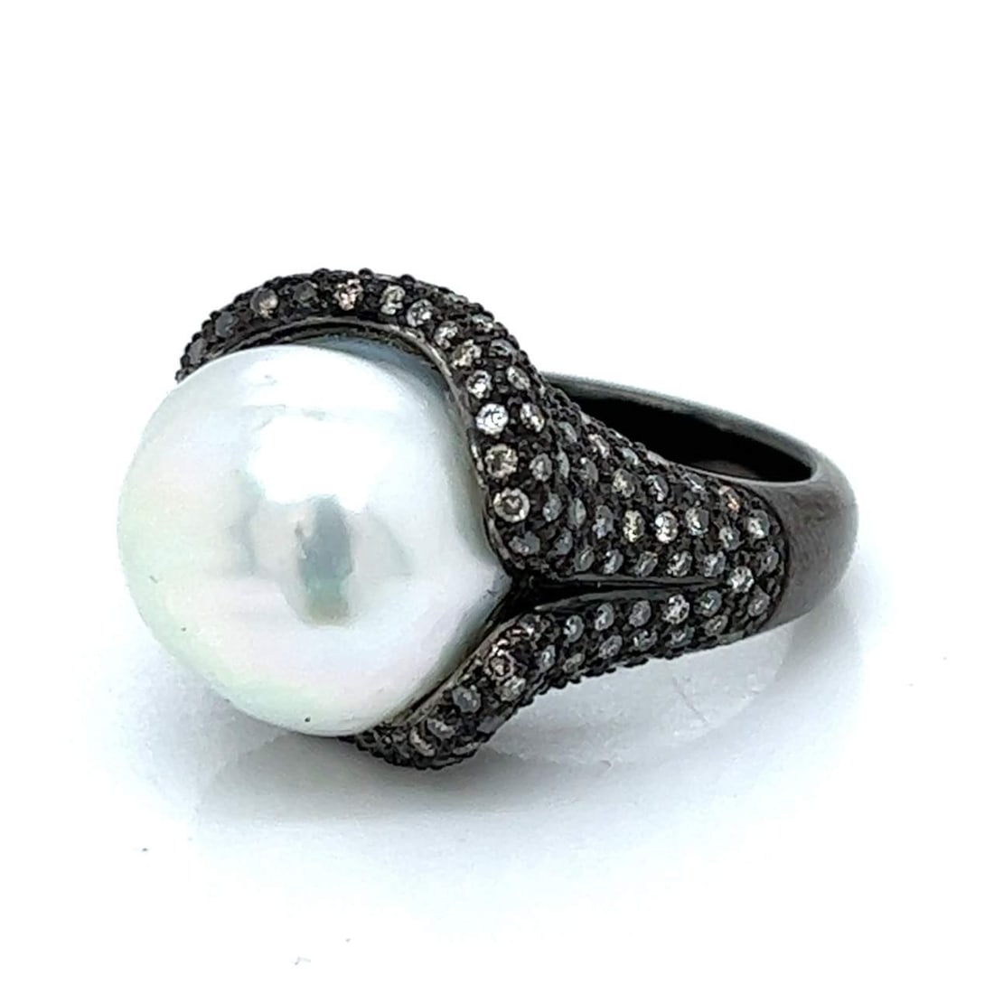 18K Blackened Gold South Sea Pearl Diamond Ring 2.11 Ct: 18K Blackened Gold South Sea Pearl Diamond Ring 2.11 Ct This exquisite ring features a stunning South Sea pearl, measuring 15mm, set in luxurious 18K blackened gold. The ring is adorned with 2.11 cara