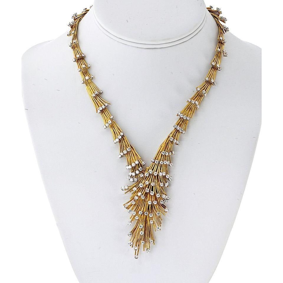 Vintage 18K Yellow Gold Diamond Necklace 10 Carats 16 Inches: Vintage 18K Yellow Gold Diamond Necklace 10 Carats 16 Inches This exquisite vintage necklace is crafted from 18K yellow gold, featuring a stunning design that showcases approximately 10 carats of roun