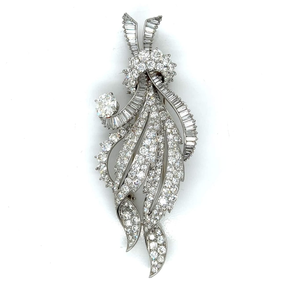 Art Deco Platinum Diamond Brooch 19.80 Ct Total Weight: Art Deco Platinum Diamond Brooch 19.80 Ct Total Weight This exquisite Art Deco brooch is crafted in platinum and features a stunning total diamond weight of 19.80 Ct. The centerpiece is an approximate