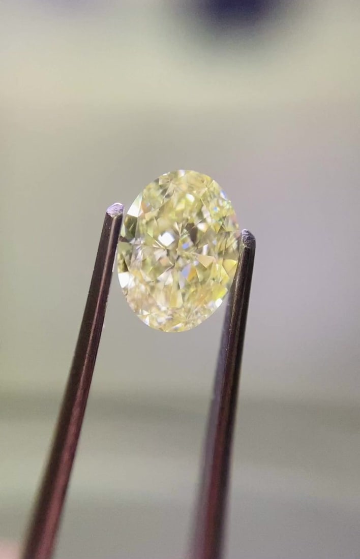 Loose Diamond - OVAL 1.01ct Fancy Light Yellow VS2: Loose Diamond - OVAL 1.01ct Fancy Light Yellow VS2 Source: Natural Shape: OVAL Carats: 1.01 Color: Fancy Light Yellow Certification: GIA Video: