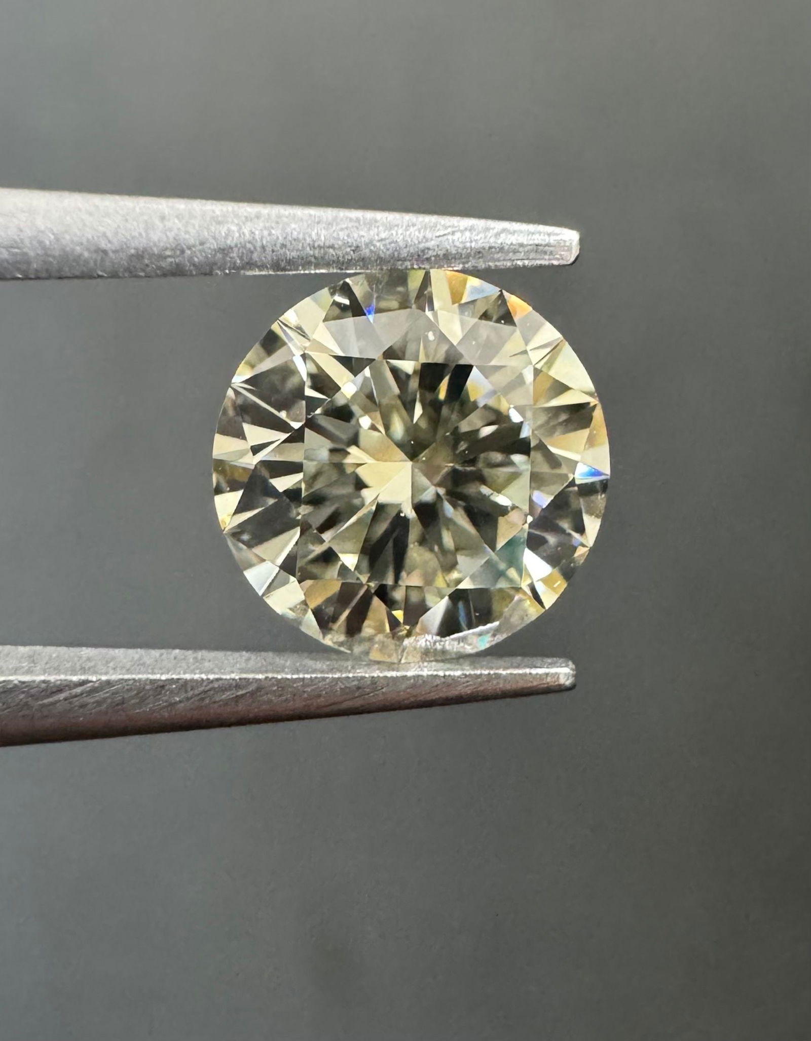 Loose Diamond - ROUND 1.3ct O-P VS1: Loose Diamond - ROUND 1.3ct O-P VS1 Source: Natural Shape: ROUND Carats: 1.3 Color: O-P Certification: GIA The Diamond Depot Guarantee: All items in this auction are guaranteed to be 100% authentic. A