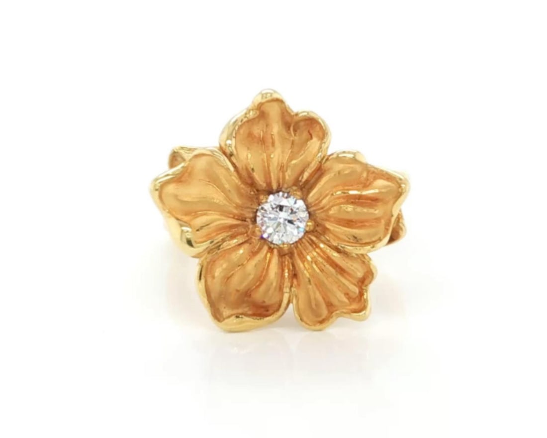 18k Yellow Gold Carrera y Carrera Diamond Floral Motif Ring Size 6.5: 18k Yellow Gold Carrera y Carrera Diamond Floral Motif Ring Size 6.5 This Carrera y Carrera flower ring is finely crafted in 18k yellow gold and features a delicate floral motif accented by a natural