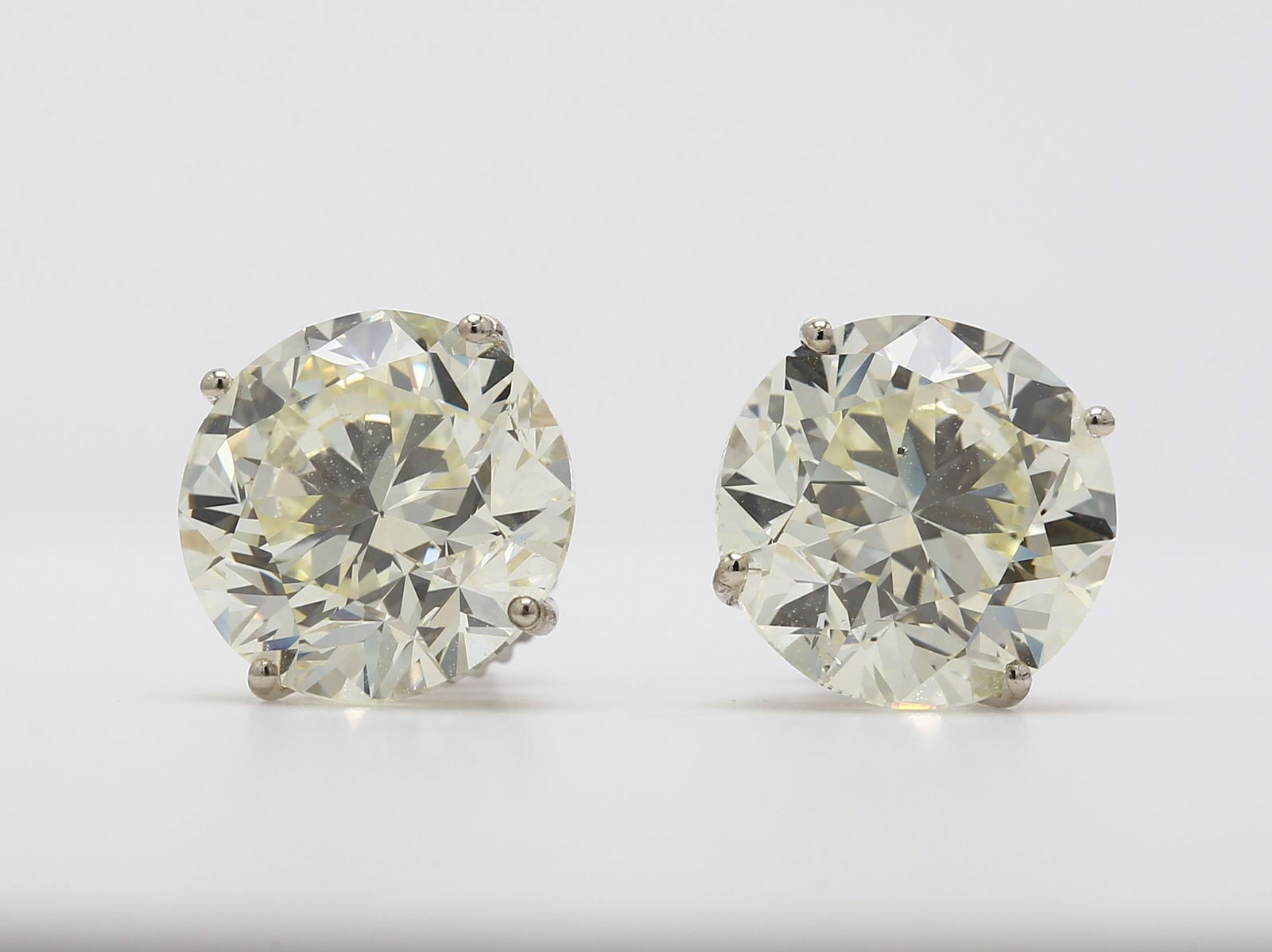 Loose Diamond - ROUND 5.01ct S-T SI1: Loose Diamond - ROUND 5.01ct S-T SI1 Source: Natural Shape: ROUND Carats: 5.01 Color: S-T Certification: GIA Video: