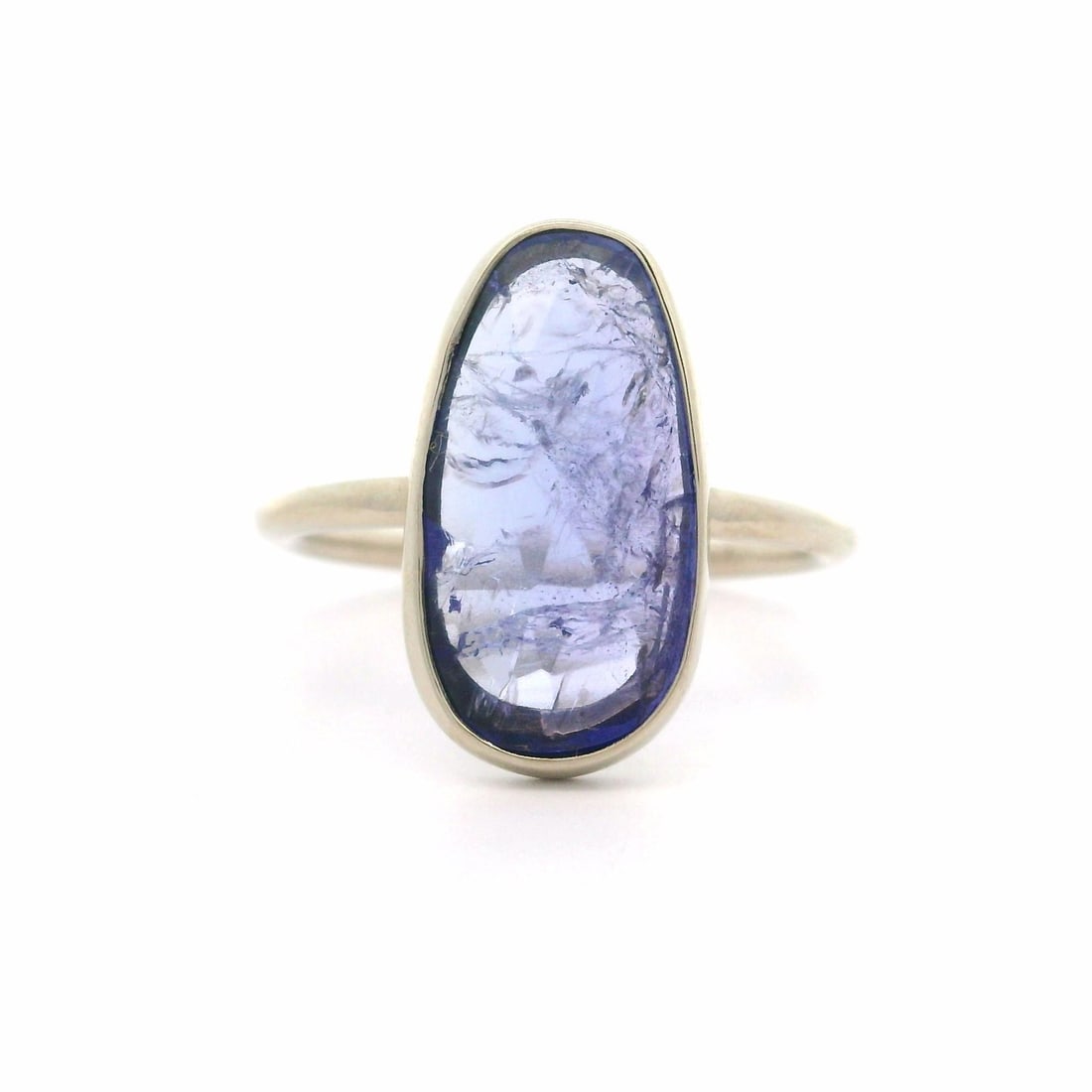 Elegant 14K White Gold Tanzanite Solitaire Ring 6.5: Elegant 14K White Gold Tanzanite Solitaire Ring 6.5 This exquisite petite low profile solitaire ring features a stunning natural cut tanzanite, showcasing a rich blue color and an oval shape. The tanz