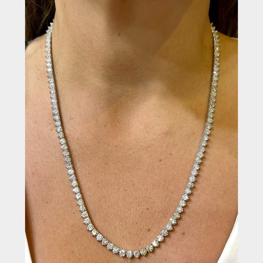 18K White Gold Diamond Tennis Necklace 35 Ct 125 Diamonds G-I Si2-I2: 18K White Gold Diamond Tennis Necklace 35 Ct 125 Diamonds G-I Si2-I2 This stunning 18K White Gold Diamond Tennis Necklace features a remarkable total diamond weight of approximately 35.00 carats, show