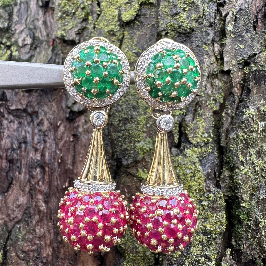 18k Yellow Gold 12.20ct Ruby Emerald Diamond Dangle Earrings: 18k Yellow Gold 12.20ct Ruby Emerald Diamond Dangle Earrings Adorn your ears with these stunning dangle/drop earrings crafted from solid 18k yellow gold. Featuring a captivating combination of natural