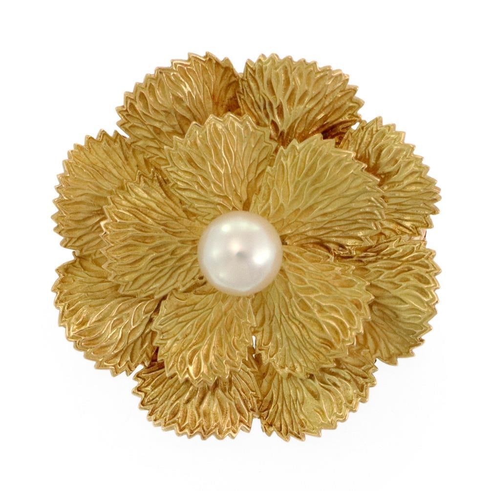 Tiffany & Co. Vintage Pearl Flower Brooch 18k Yellow Gold: Tiffany & Co. Vintage Pearl Flower Brooch 18k Yellow Gold Presenting a stunning vintage brooch from Tiffany & Co., expertly crafted in 18k yellow gold. This exquisite piece features a finely textured