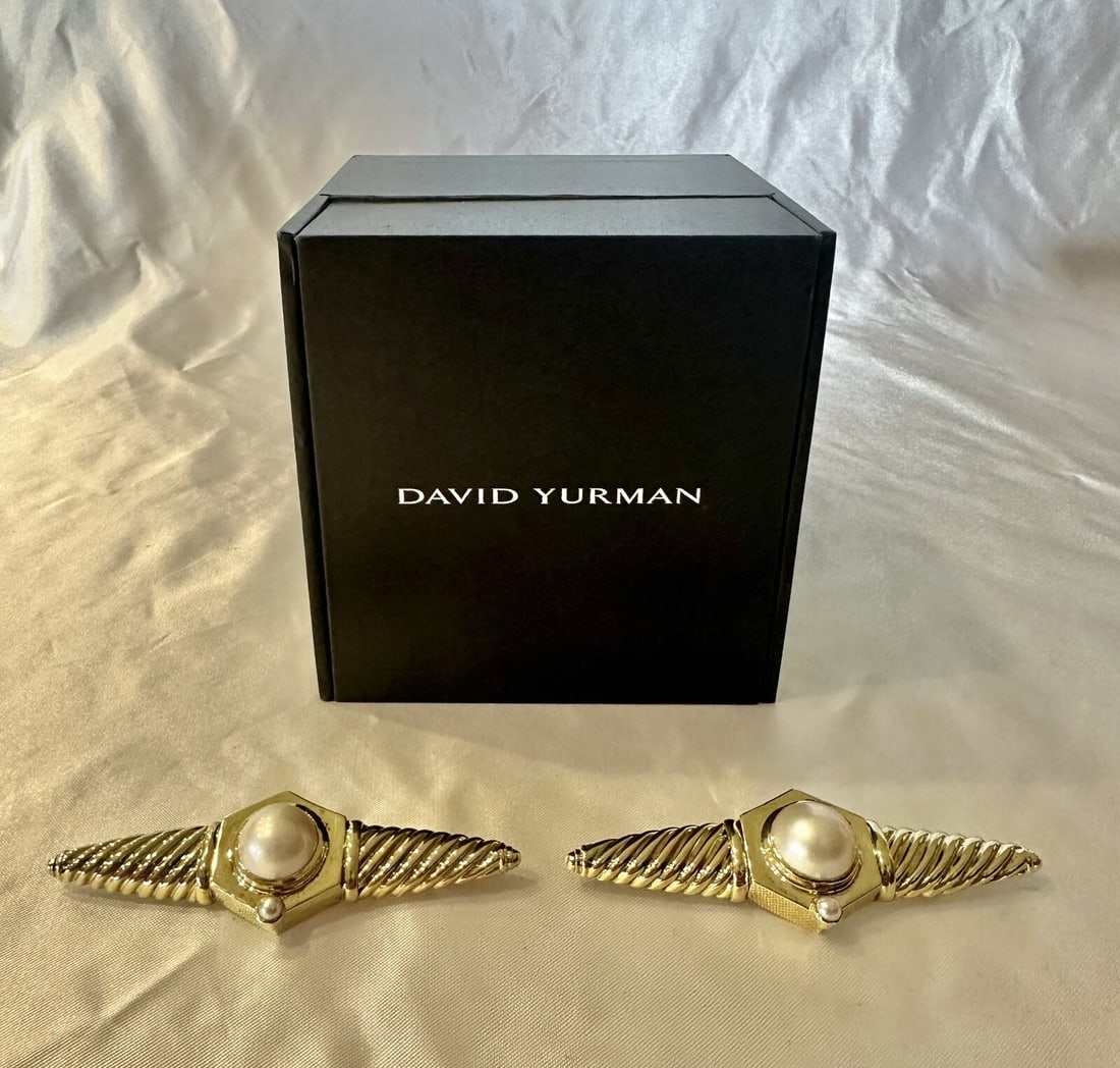 David Yurman 14K Gold Mabe Pearl Brooch Set with Box: David Yurman 14K Gold Mabe Pearl Brooch Set with Box Enhance your accessory collection with this stunning pair of David Yurman brooches, expertly crafted in 14k yellow gold. Each brooch features a bea