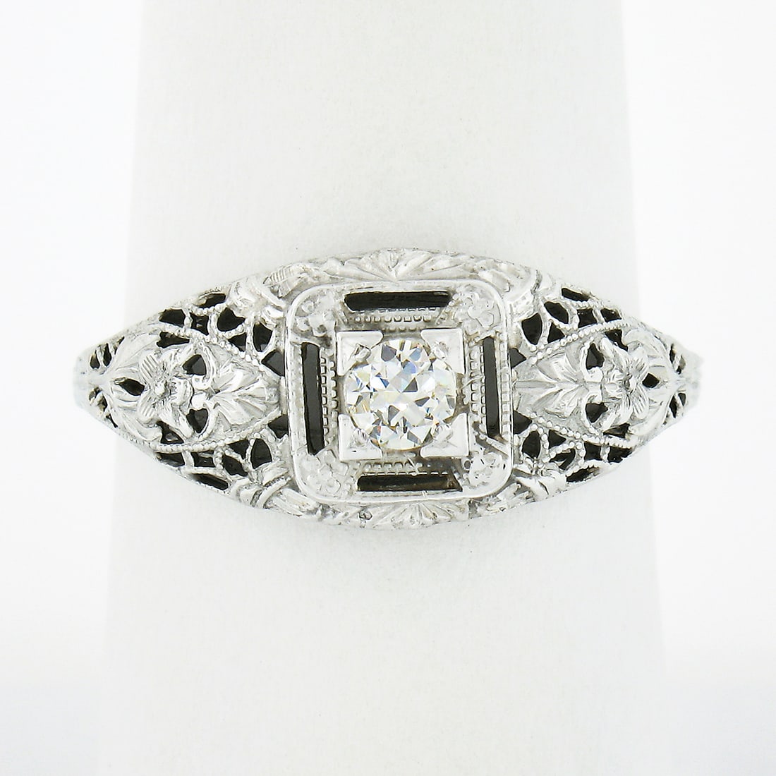 Antique Art Deco 18K White Gold 0.20ctw Old European Diamond Filigree Ring: Antique Art Deco 18K White Gold 0.20ctw Old European Diamond Filigree Ring Discover this exquisite Antique Art Deco ring, masterfully crafted in solid 18K white gold. This stunning piece features a na