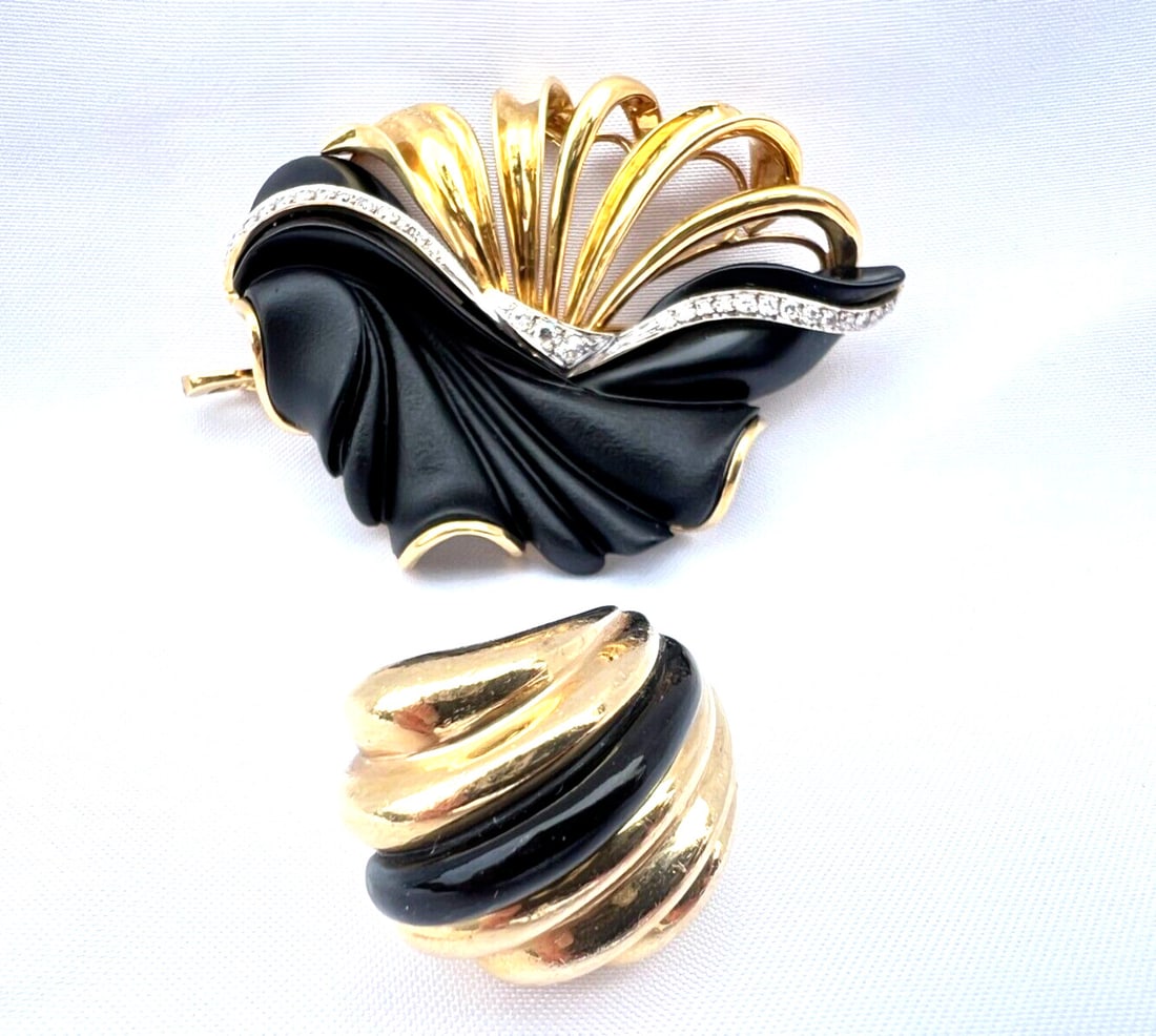 Elegant French 18K Yellow Gold Diamond Onyx Jewelry Set: Elegant French 18K Yellow Gold Diamond Onyx Jewelry Set This stunning French jewelry set features an exquisite ring and a necklace brooch, both crafted from 18K yellow gold, adorned with black onyx an