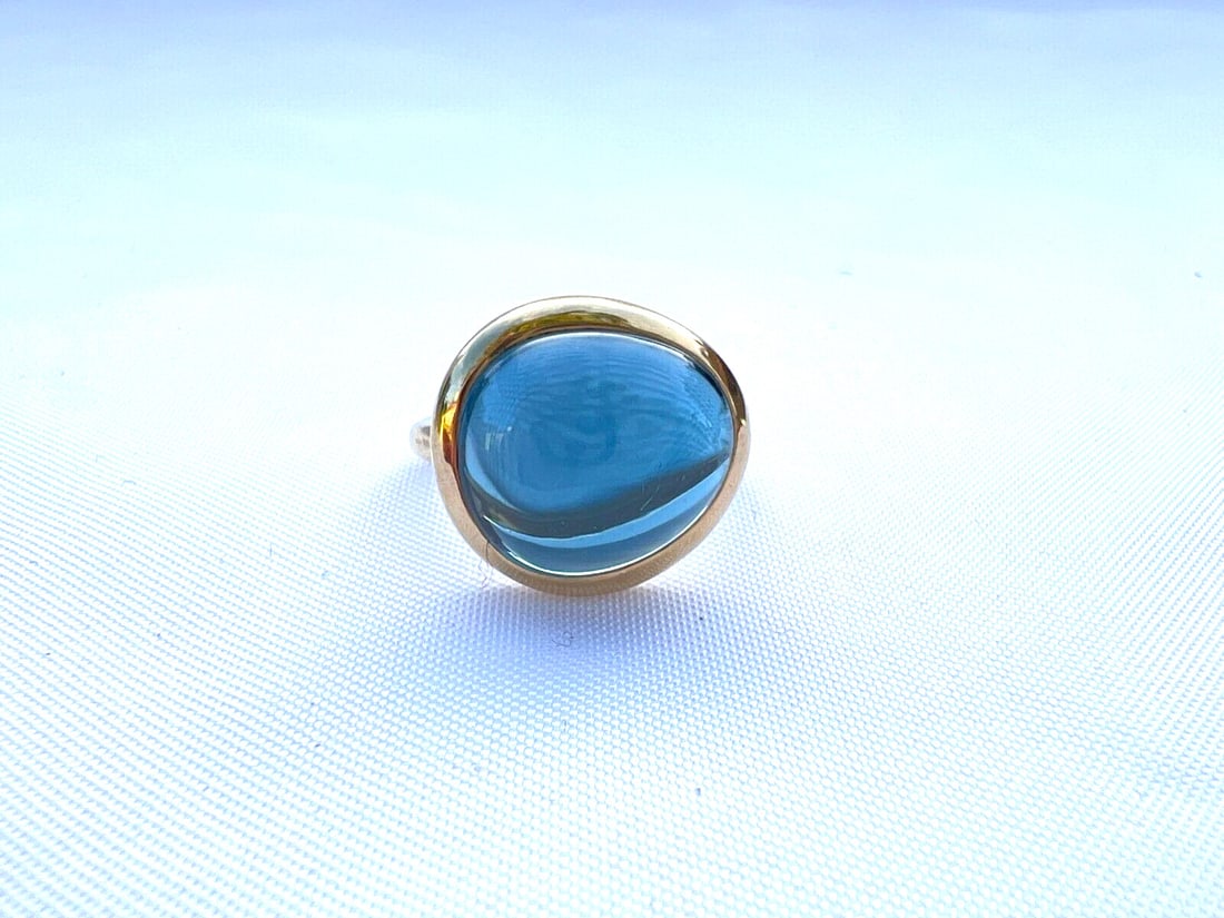 French Fred 18K Yellow Gold Blue Topaz Ring Size 5.5: French Fred 18K Yellow Gold Blue Topaz Ring Size 5.5 This exquisite French Fred ring showcases a stunning blue topaz set in luxurious 18K yellow gold. Designed for a size 5.5 finger, this ring is a te