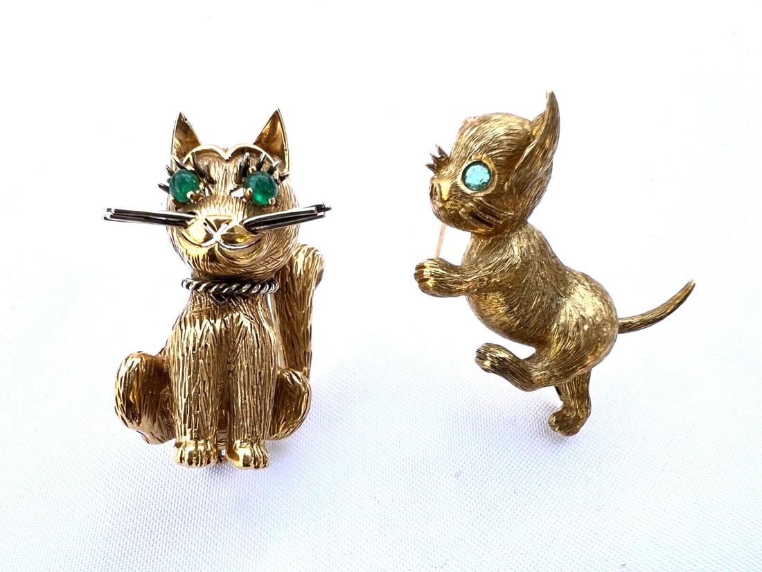 Exquisite 2 Piece French 18K Gold Emerald Cat Brooch Set: Exquisite 2 Piece French 18K Gold Emerald Cat Brooch Set This exquisite set features two French cat brooches crafted from 18K yellow gold and adorned with emeralds. The larger brooch, displaying disti