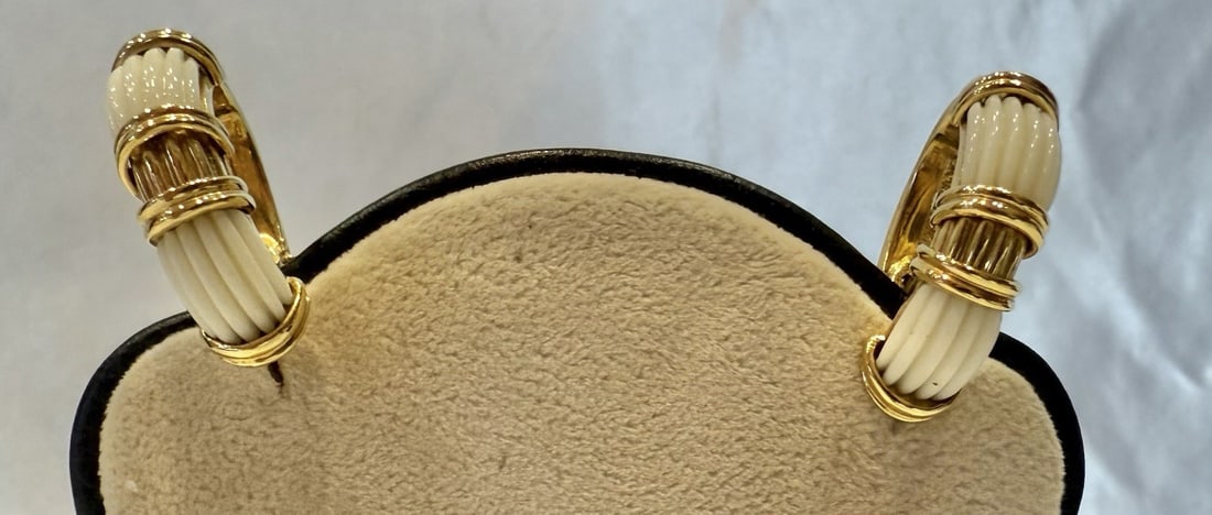 Charles Turi 18K Yellow Gold Coral Cuff Earrings: Charles Turi 18K Yellow Gold Coral Cuff Earrings Discover the elegance of these Charles Turi earrings, crafted from 18k yellow gold and featuring exquisite coral accents. The cuff style offers a uniqu