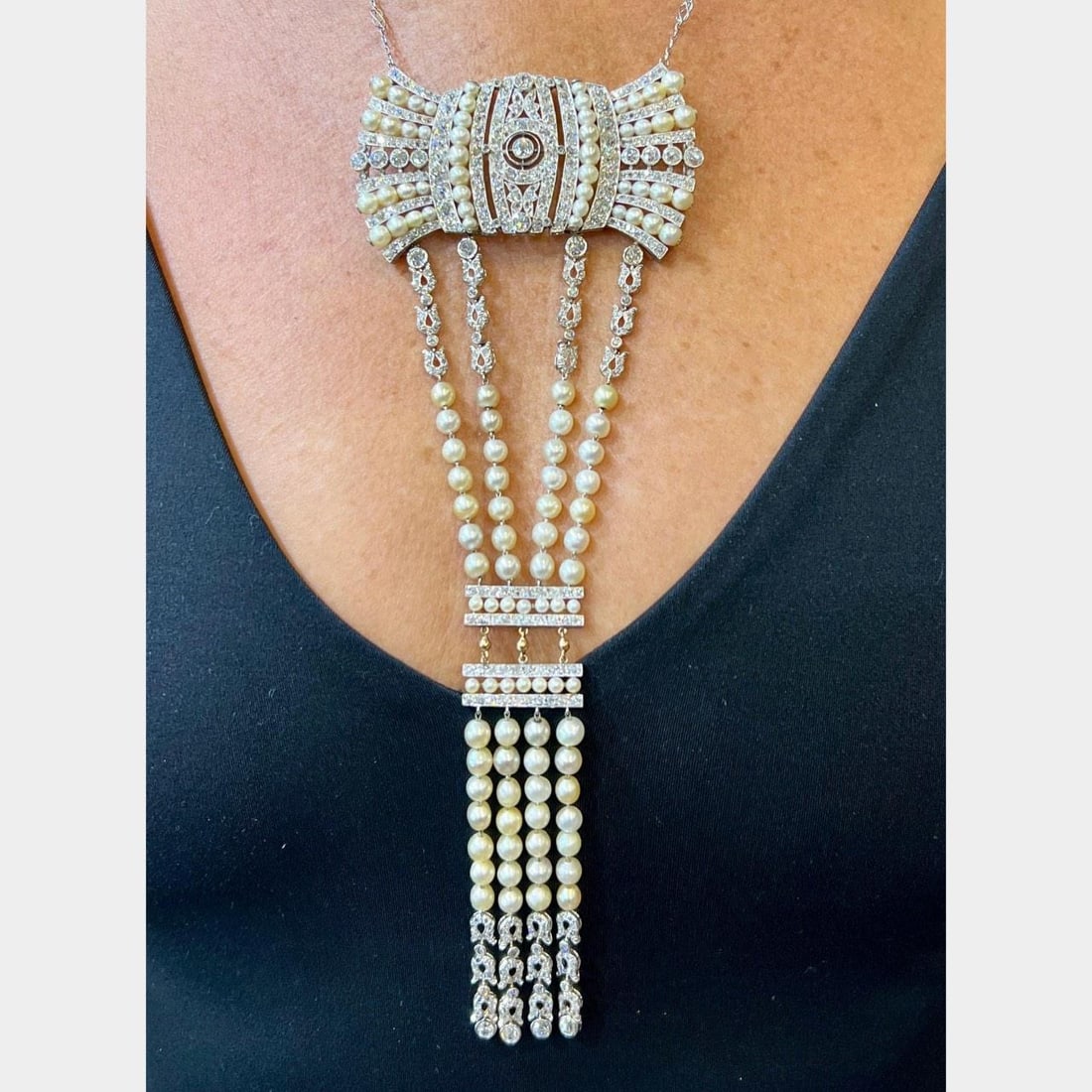 Art Deco Platinum Necklace 16 Ct Diamond Natural Pearls: Art Deco Platinum Necklace 16 Ct Diamond Natural Pearls Indulge in the elegance of this Art Deco necklace, beautifully crafted in platinum and showcasing approximately 16.00 carats of exquisite Old Mi