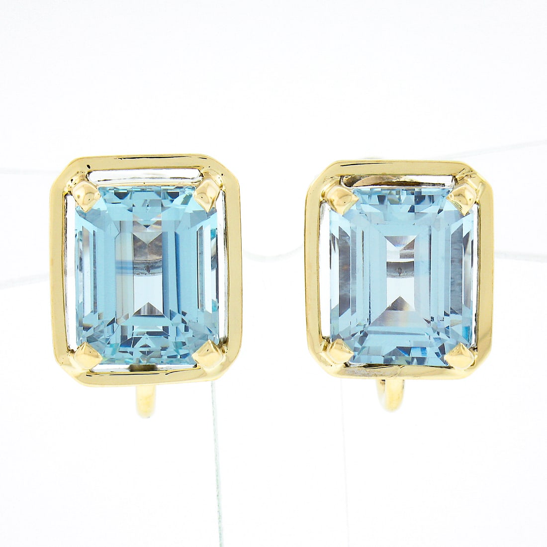 Vintage 14K Yellow Gold 6.20ct Aquamarine Emerald Cut Screw Back Stud Earrings: Vintage 14K Yellow Gold 6.20ct Aquamarine Emerald Cut Screw Back Stud Earrings These exquisite vintage stud earrings are crafted from solid 14K yellow gold and feature two stunning natural aquamarines