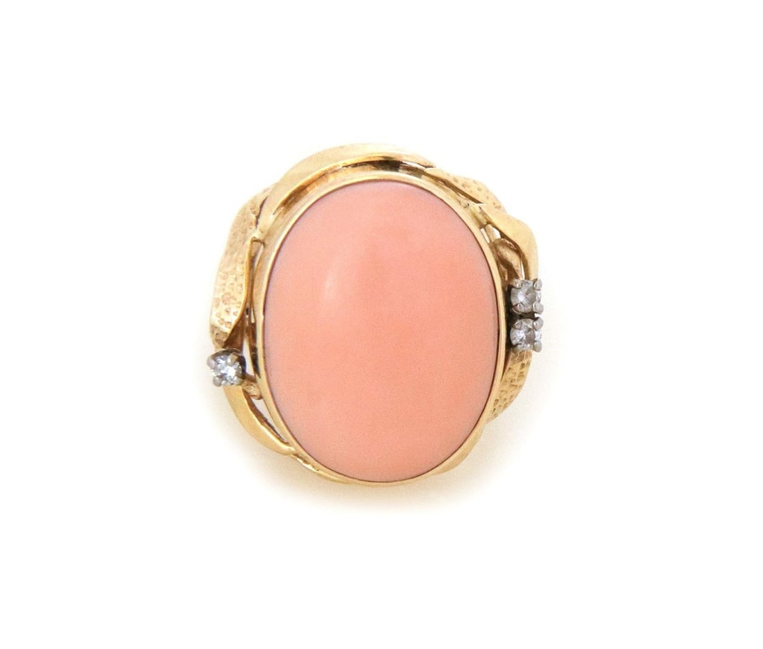 Vintage 14k Yellow Gold Coral Diamond Cocktail Ring Size 7: Vintage 14k Yellow Gold Coral Diamond Cocktail Ring Size 7 This exquisite vintage cocktail ring is expertly crafted from 14k yellow gold. It features a stunning large oval peach-colored coral set in a